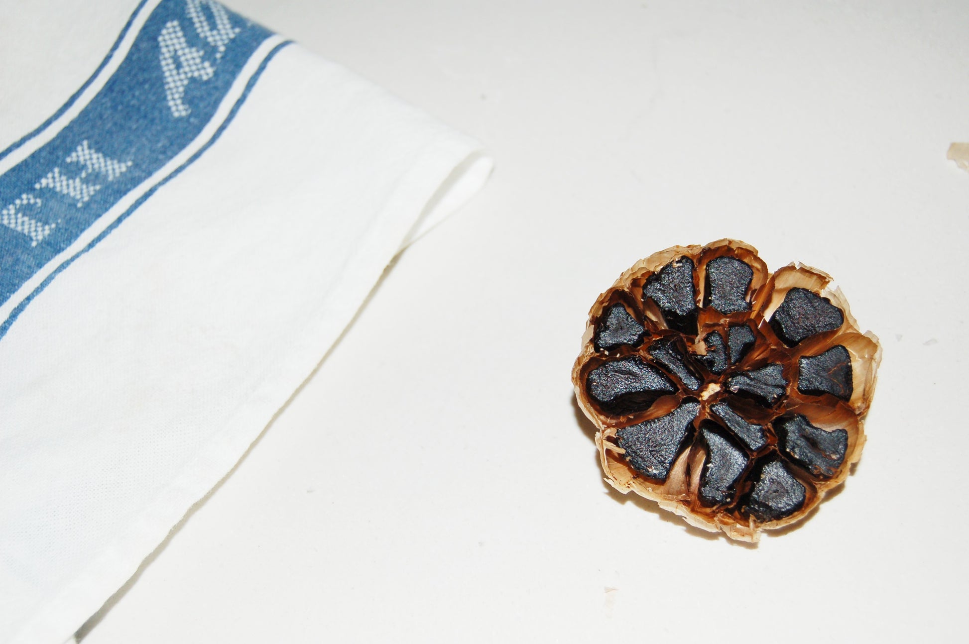 Black Garlic Whole Bulbs 300g (5-6 bulbs)